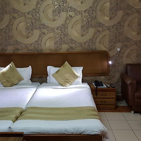 Oyo 15791 Flagship Hotel Executive Hazratganj Lucknow Bagian luar foto