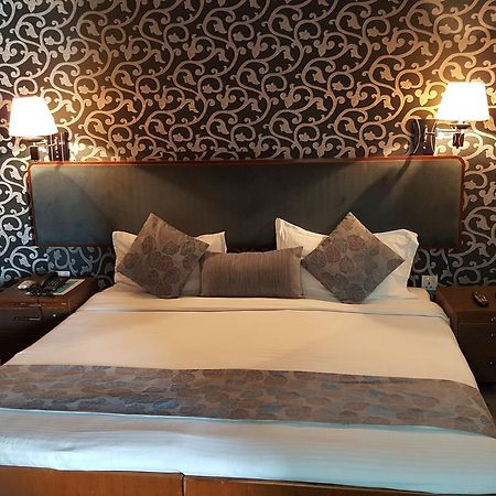 Oyo 15791 Flagship Hotel Executive Hazratganj Lucknow Bagian luar foto
