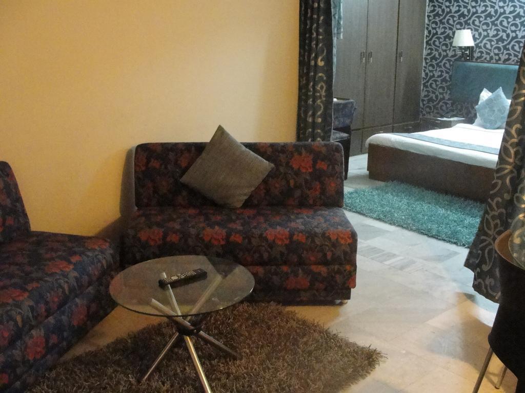 Oyo 15791 Flagship Hotel Executive Hazratganj Lucknow Bagian luar foto