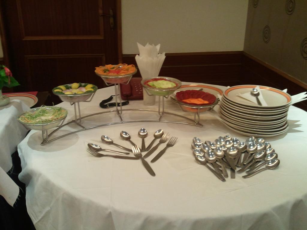 Oyo 15791 Flagship Hotel Executive Hazratganj Lucknow Bagian luar foto