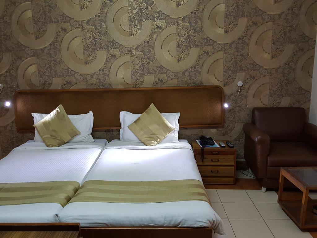 Oyo 15791 Flagship Hotel Executive Hazratganj Lucknow Bagian luar foto