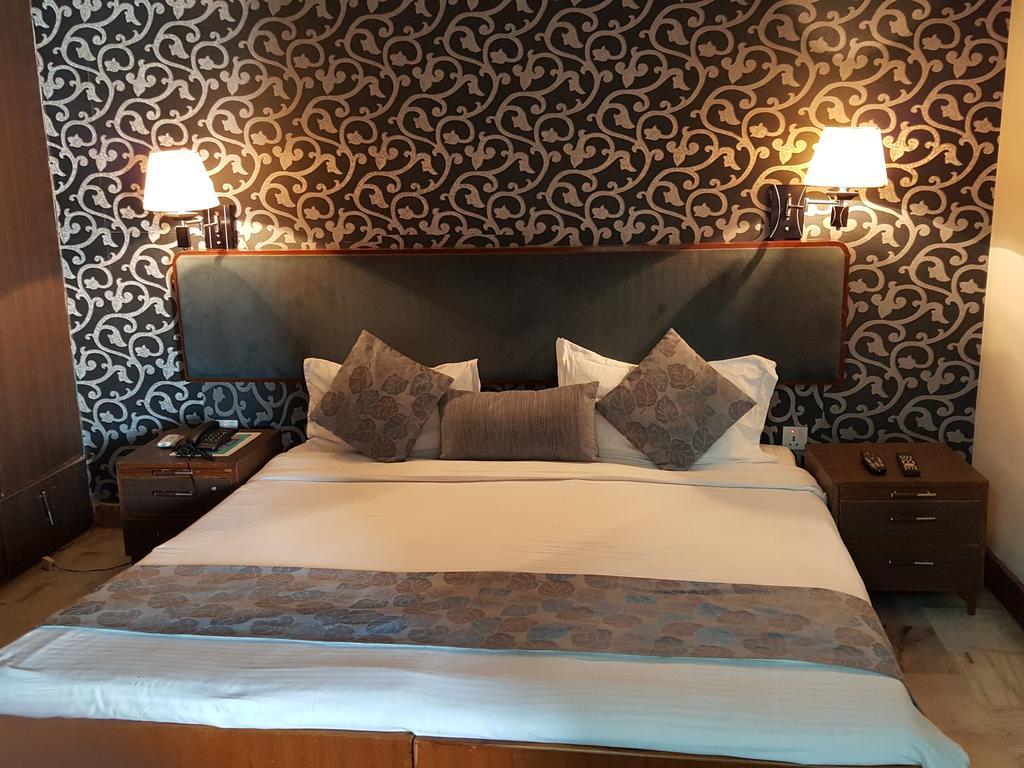 Oyo 15791 Flagship Hotel Executive Hazratganj Lucknow Bagian luar foto