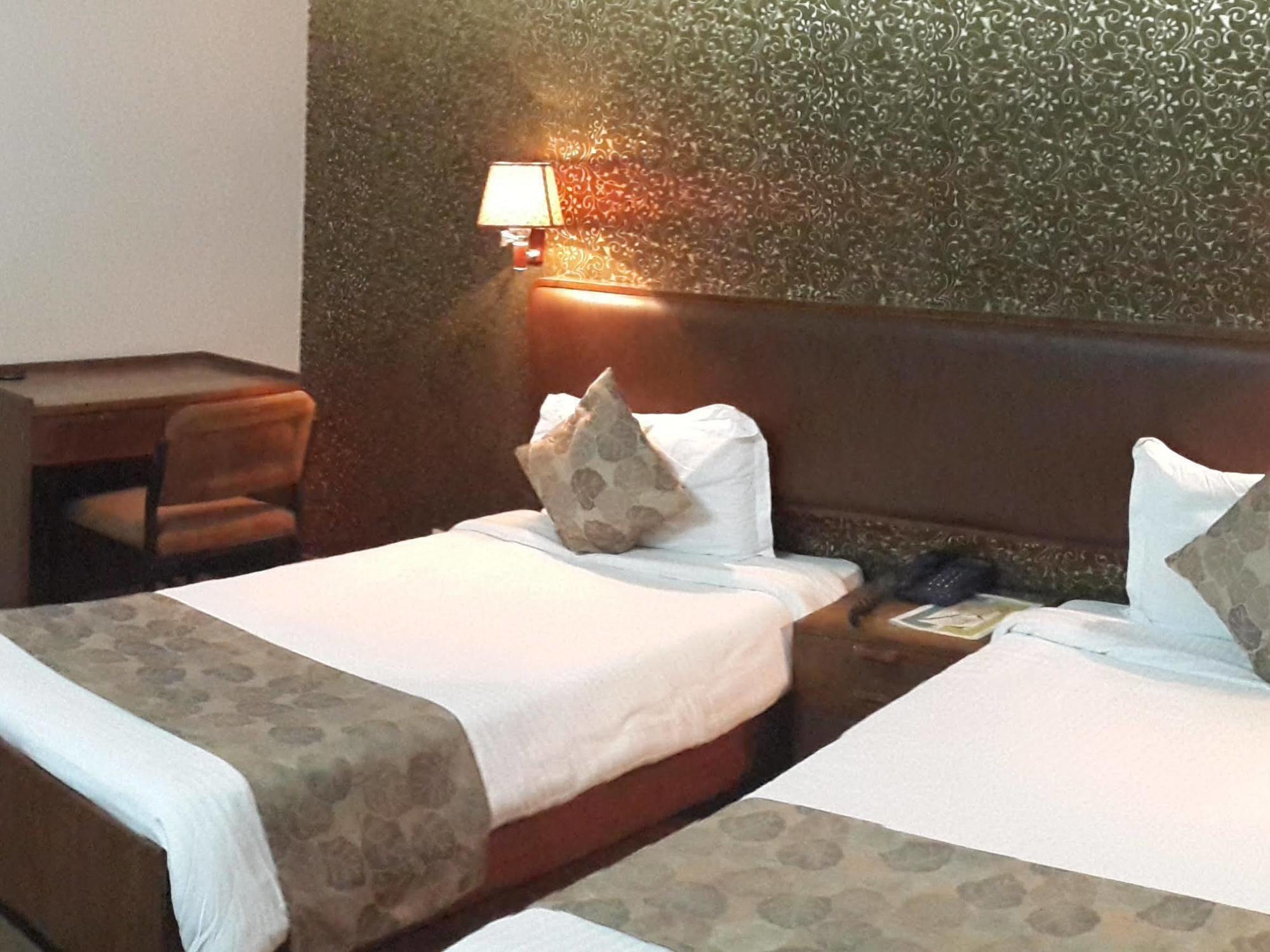 Oyo 15791 Flagship Hotel Executive Hazratganj Lucknow Bagian luar foto